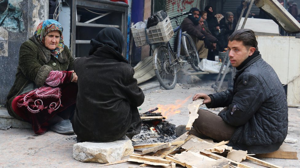 سوريون ينتظرون الخروج من شرقي حلب
