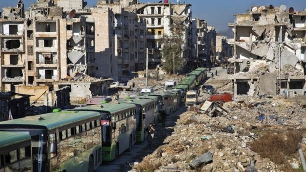 Comboio de nibus aguarda a retirada de civis e rebeldes em Aleppo, na sexta-feira