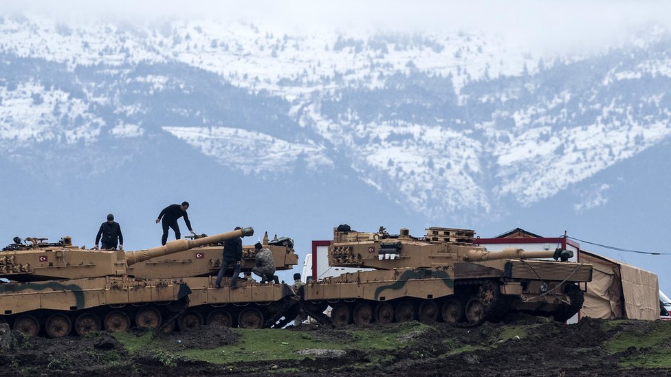 جنود أتراك فوق الدبابات