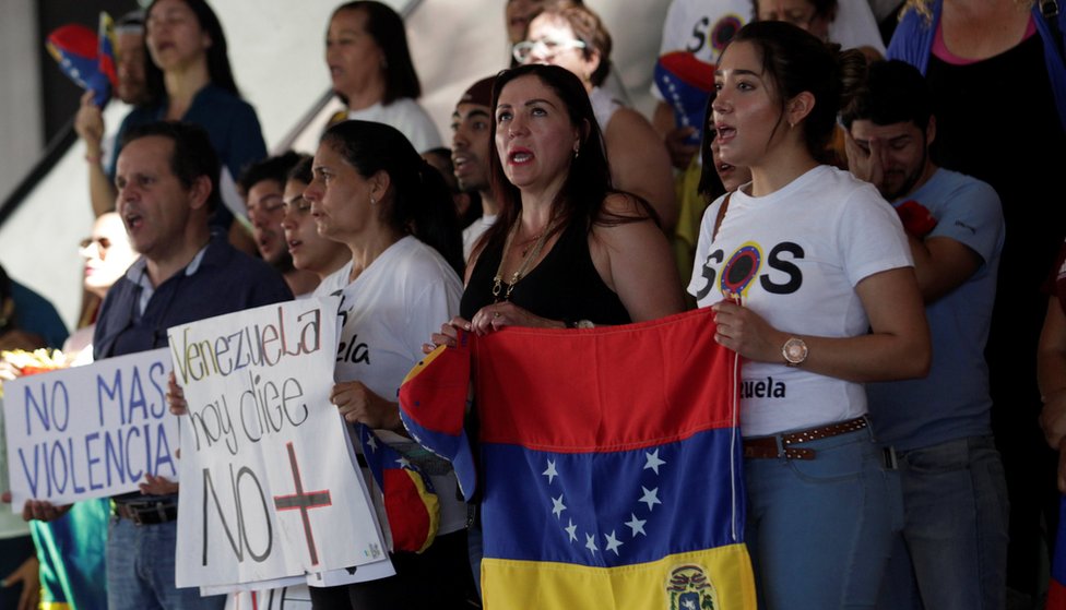 Vigilia de la oposición por los muertos.