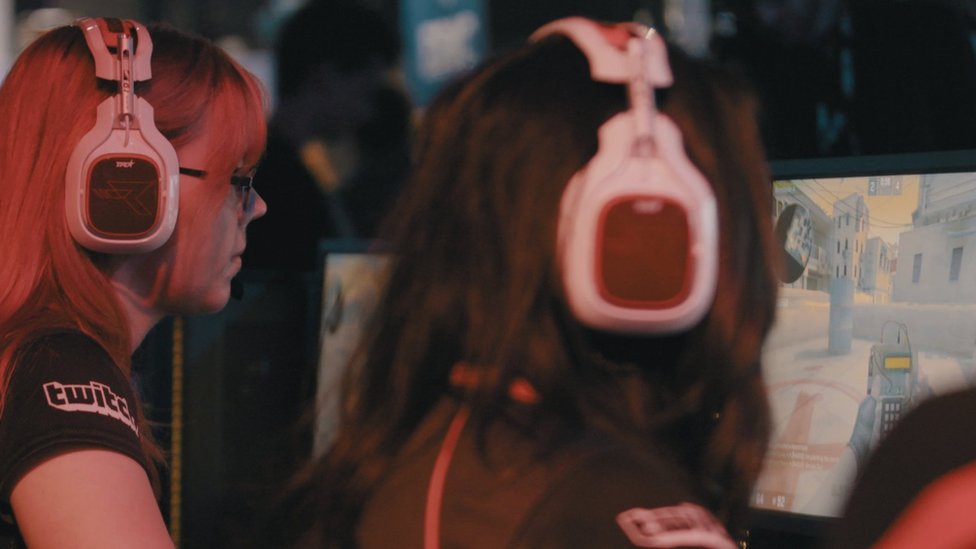 Steph Harvey y su equipoi juegan CS:GO