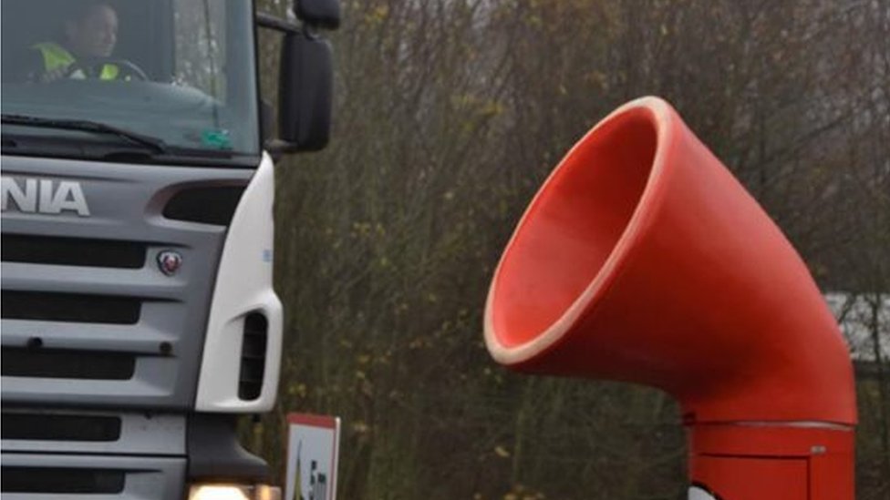 'Drive-through' rubbish bins aim to keep motorways clean