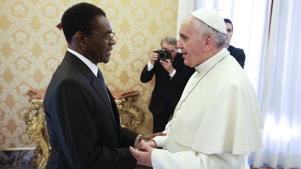 Obiang fue recibido por el papa Francisco en audiencia privada en 2013. El presidente de Guinea Ecuatorial, Teodoro Obiang, junto al papa Francisco
