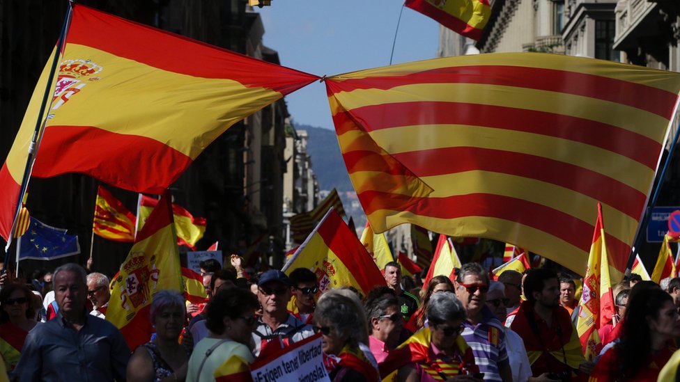 Una bandera española y una señera