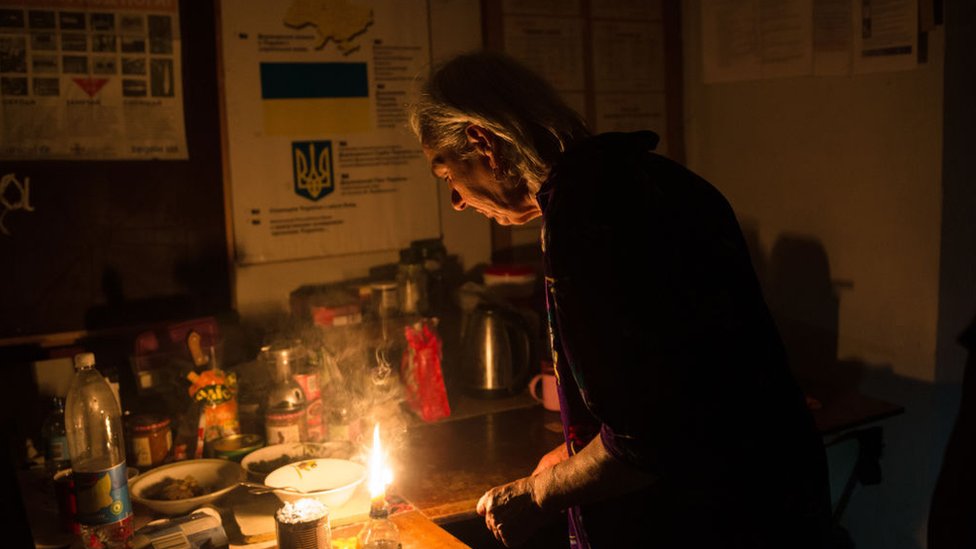 Перемо по ночах, смажимо яєшню на свічці". Як живуть українці без світла -  BBC News Україна