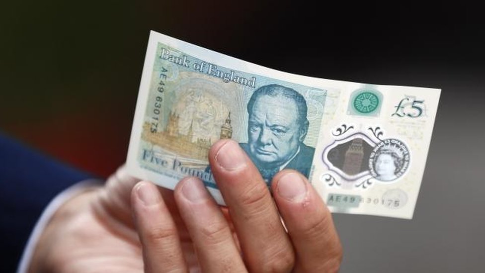 Mais resistente, nova nota de cinco libras exibe a imagem do ex-primeiro-ministro Winston Churchill, morto em 1965)