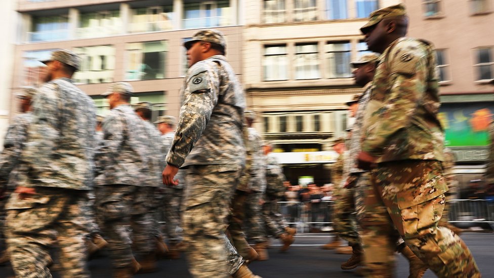 Miembros del Ejército de EE.UU. desfilan en Nueva York.