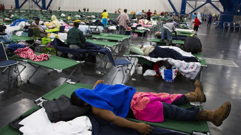 Cientos de personas han recibido cobijo temporal en el centro de convenciones George Brown de Houston