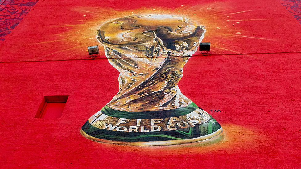 Anuncio con el trofeo de la Copa del Mundo de fútbol