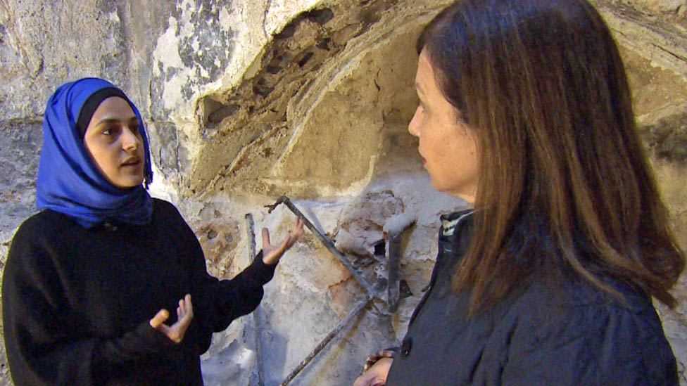 La arquitecta Marwa al-Sabouni explicó a Lyse Doucet, jefa de corresponsales de la BBC, que el crecimiento urbano de Homs creó guetos sectarios, que propiciaron las fricciones que llevaron a la guerra civil. Marwa al-Sabouni con Lyse Doucet