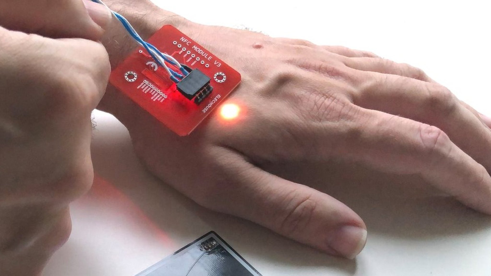 手をかざして電子決済、マイクロチップ埋め込み技術の未来 - BBCニュース