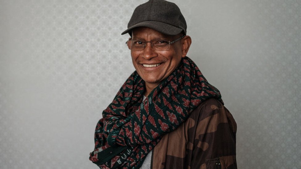 Farzandimga bitiruv libosi sotib olaman.