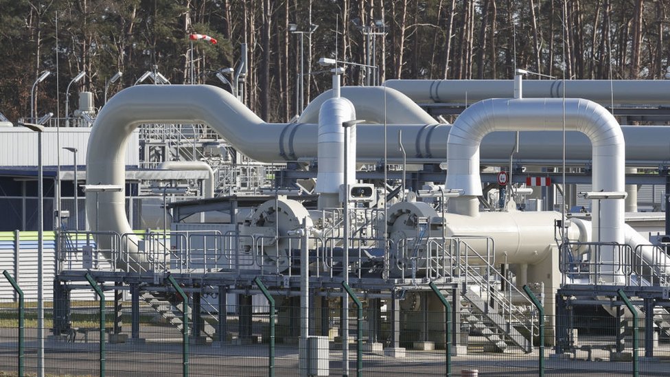 U külotsiz yubkada raqsga tushadi