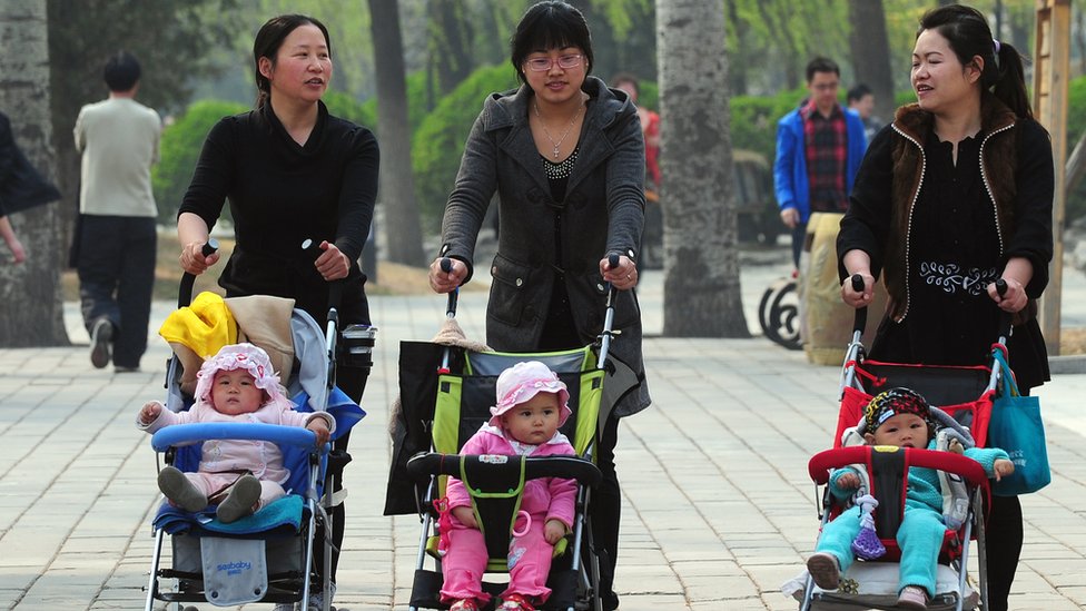 北京媽媽們帶小孩散步