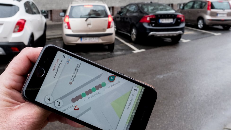 ANDRZEJ GRYGIEL/EPA
Beberapa aplikasi menawarkan pencarian tempat parkir yang tersedia di dekat pengendara.
