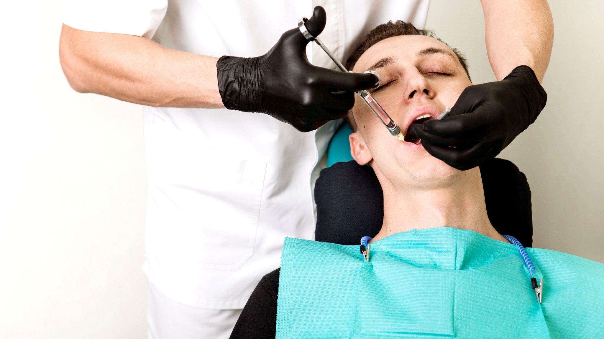 Почему не помогает анестезия во время лечения зуба? — Москва