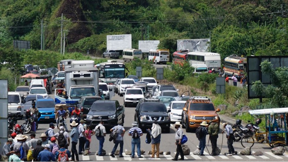 Guatemala: marcha de exmilitares termina con fuertes disturbios y manifestantes  irrumpiendo en el Congreso - BBC News Mundo