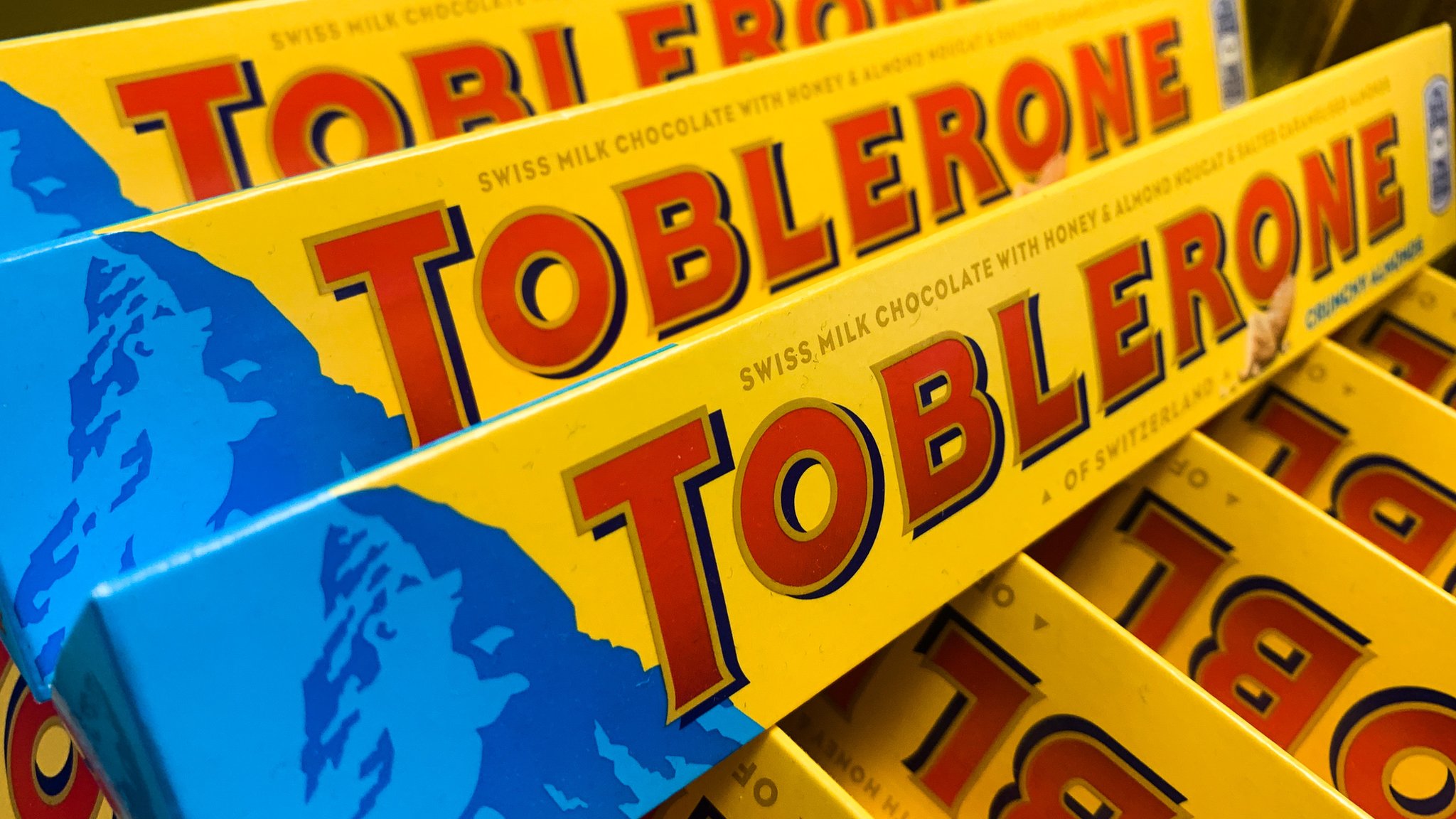 Por qué Toblerone ya no podrá utilizar la icónica silueta del monte más famoso de Suiza en la caja de sus chocolates - BBC News Mundo