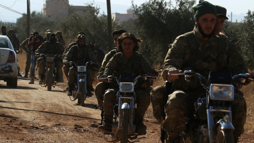 مسلحو المعارضة السورية في حلب على دراجات نارية