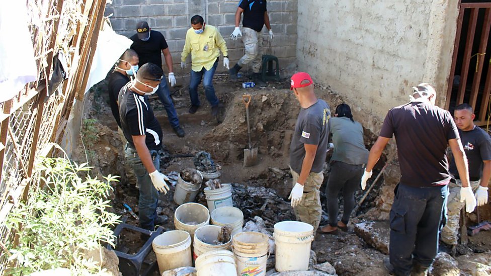 Fosa con restos humanos