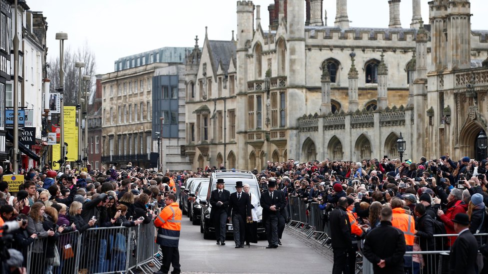 Personas en Cabridge asisten al funeral de Stephen Hawking