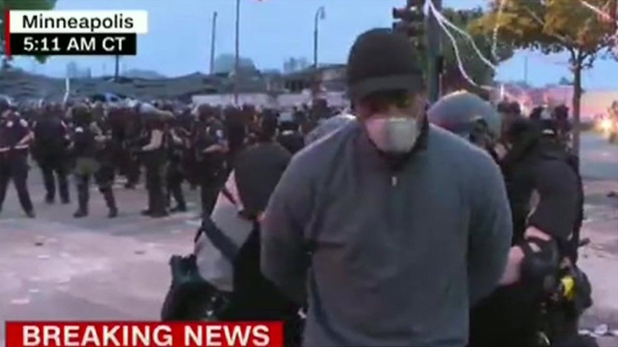 米CNN記者が生中継中に逮捕、黒人男性死亡の抗議デモ取材 - BBCニュース