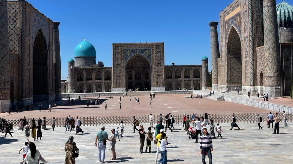 Katta xorozlar bilan qora yigitlar qizlar ichida jum Katta xorozlar bilan qora yigitlar qizlar ichida jum