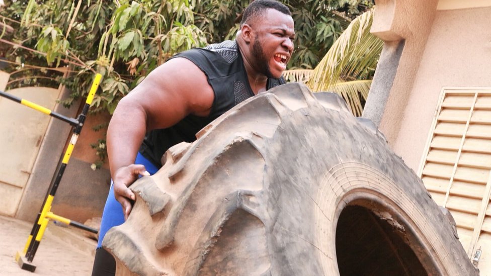 Iron Biby levantando una llanta (Foto: Cheick Sanou)