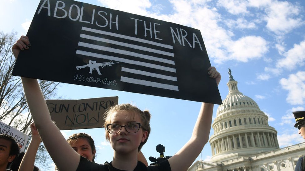 ABD başkenti Washington'da lise öğrencilerinin yaptığı protesto gösterisinde bir öğrenci 