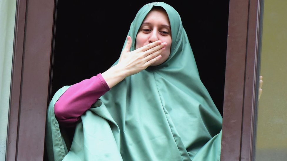 TV erotik uyda Zoelki Erkaklar ayollarning mushuklarini yalaydilar