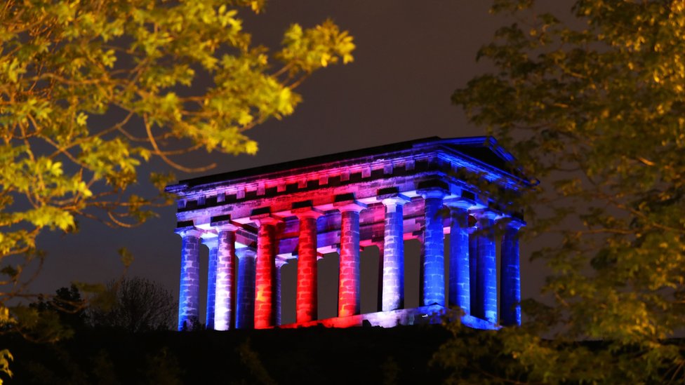 Penshaw Monument di Sunderland disemprot cahaya warna merah biru dan putih sebagai penghormatan bagi para korban.