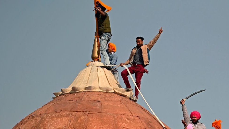 Er-xotin Omskda jinsiy aloqa uchun yigit qidirmoqda. Sasha Savelyeva yalangoch video