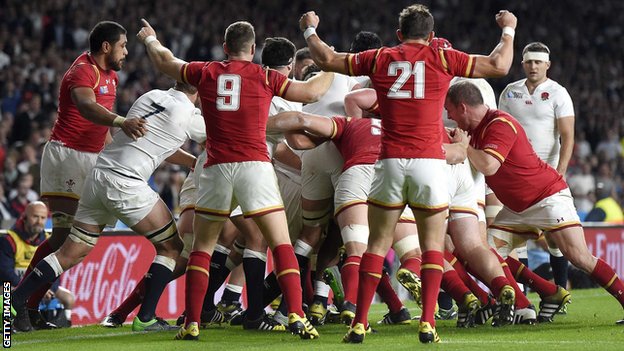 Wales kept their try line intact be repulsing England's drive from a lineout