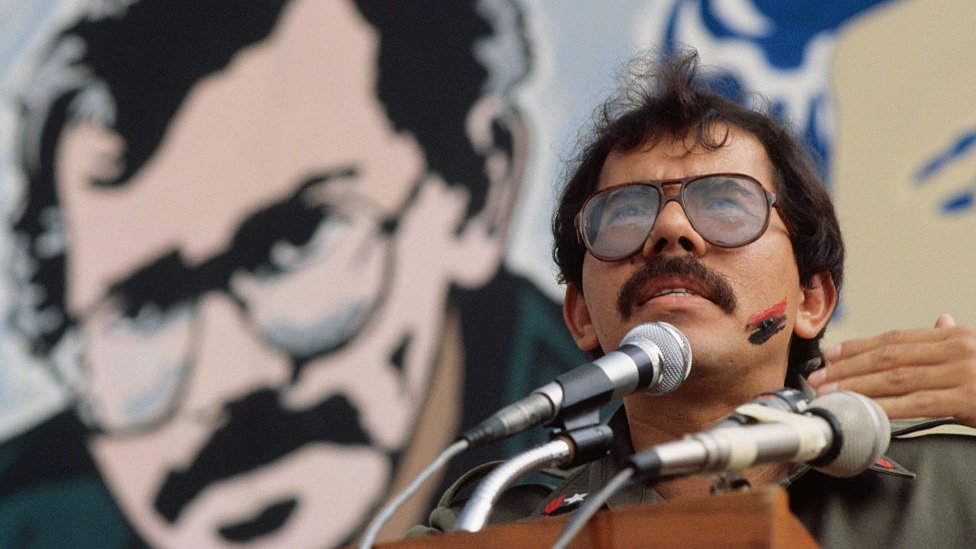 Elecciones en Nicaragua: cómo Daniel Ortega pasó de ser un revolucionario "de bajo perfil" a convertirse en el hombre fuerte del país por 20 años - BBC News Mundo