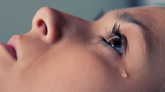 Una mujer llorando