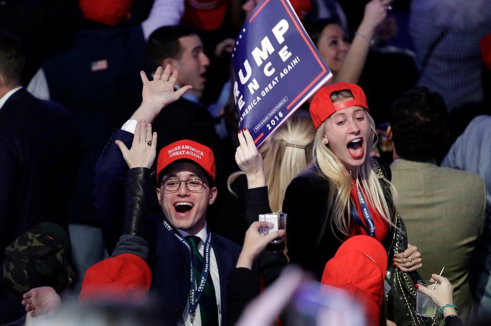 Pendukung Trump di pusat kampanye di New York bersorak melihat hasil pemilihan presiden