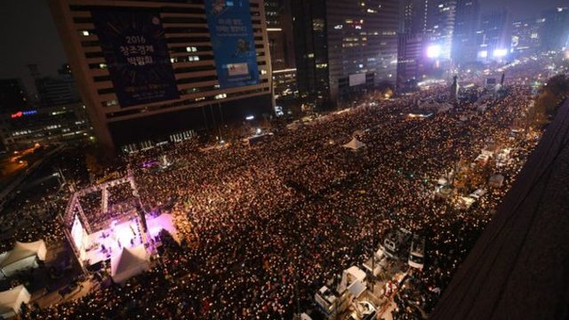 韓國民眾在2016年11月連續幾周舉行大型示威，要求總統朴槿惠下台。