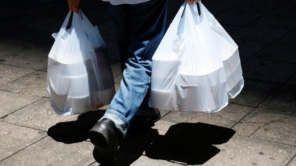 Poluição por plástico: a cidade sufocada por 17 mil toneladas de resíduos -  BBC News Brasil