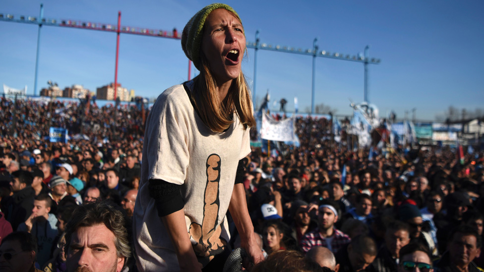 Kirchner se postula en la provincia de Buenos Aires, las más poblada y pobre, una de las más beneficiadas por sus políticas de fuertes subsidios y aumento de la demanda. Simpatizantes de Kirchner