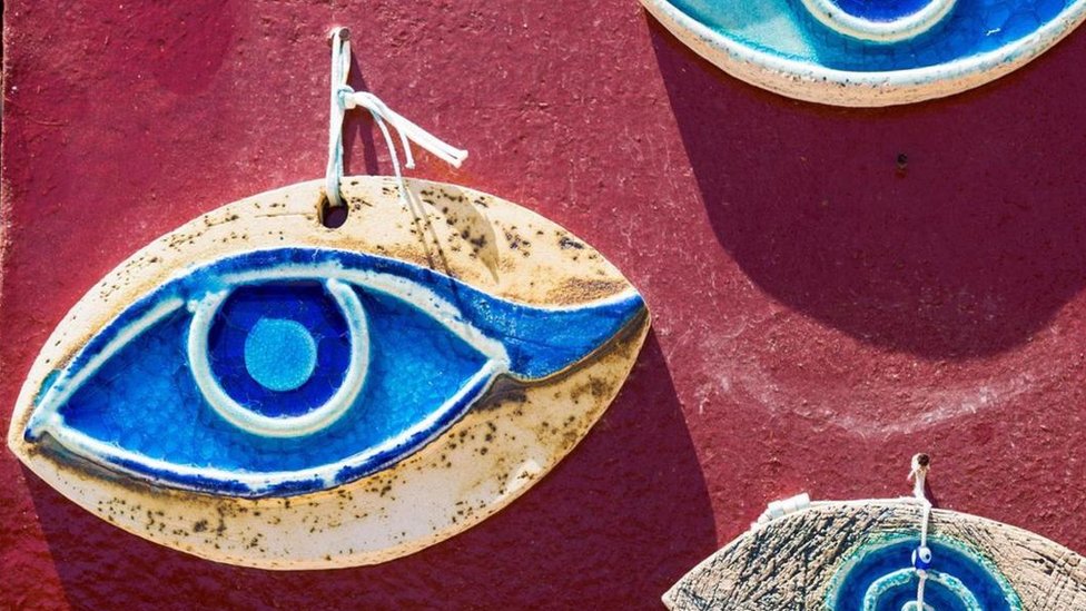 triste uvas unos pocos El curioso (y ancestral) origen del mal de ojo y de los amuletos que lo  "curan" - BBC News Mundo