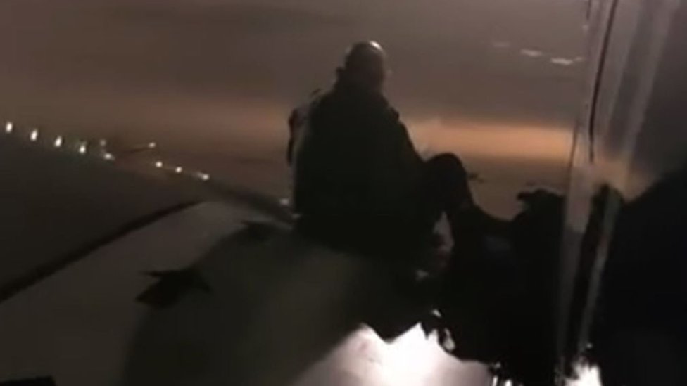 تضاربت الأقاويل حول سبب قيام المسافر البولندي بهذه الخطوة
