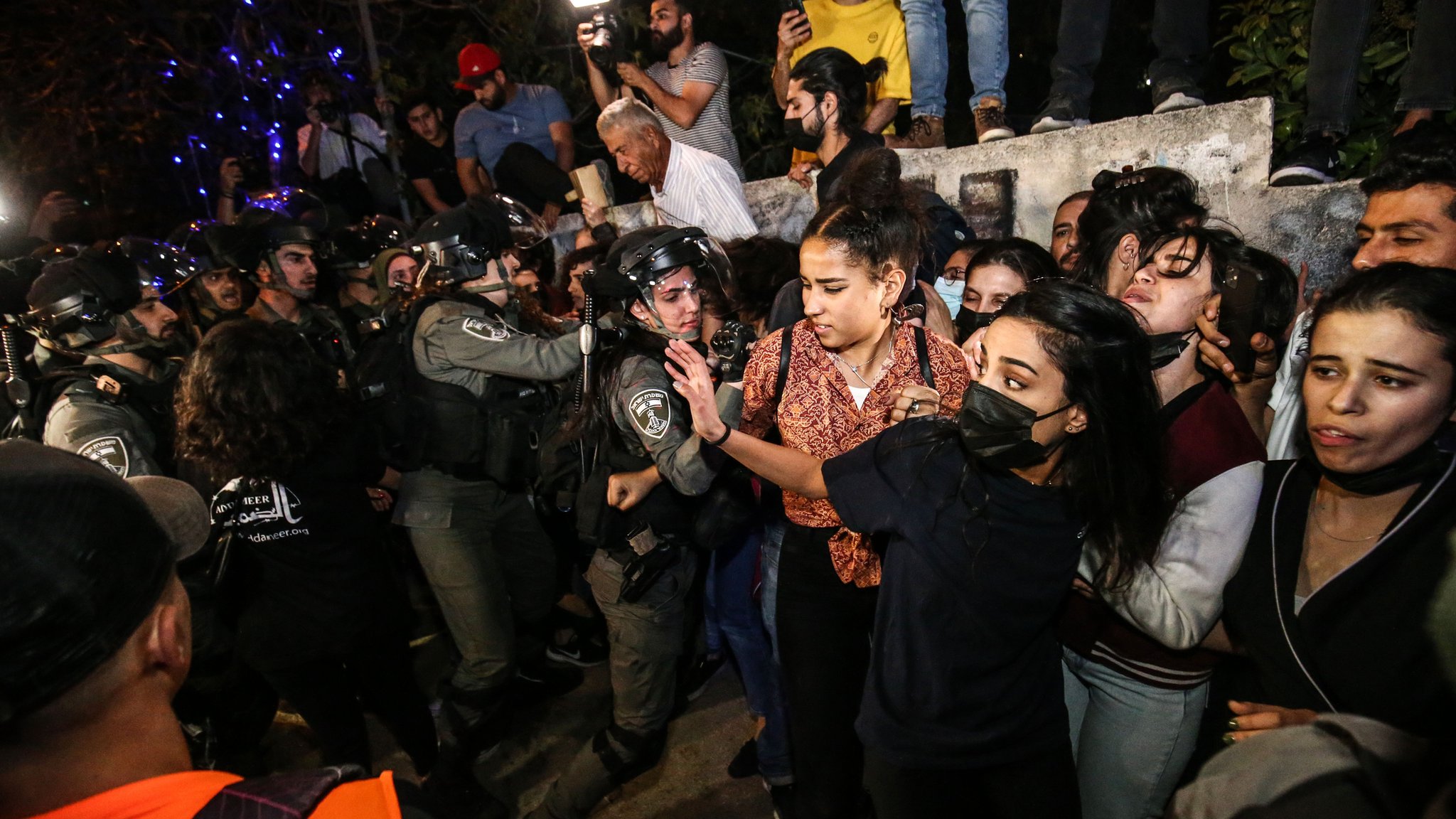 حي الشيخ جراح مصادر طبية فلسطينية تفيد بإصابة ما لا يقل عن 20 فلسطينيا في اشتباكات مع الشرطة الإسرائيلية بالقدس Bbc News عربي
