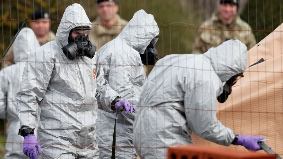 investigadores en la zona donde ocurrió la intoxicación del exespía ruso Sergei Skripal.