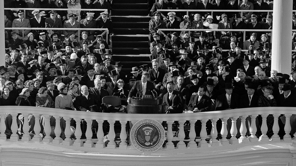 John F. Kennedy dando su famoso discurso inaugural, el 20 de enero de 1961.