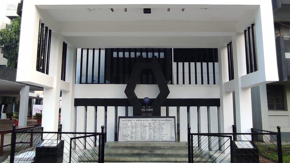 Yalangoch osiyolik tranniylarning fotosuratlari