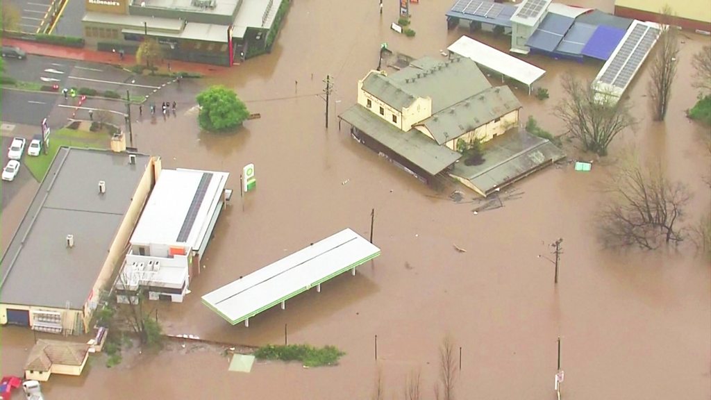 洪水 豪東部シドニーなどで豪雨 洪水で1.8万人が避難 - BBCニュース