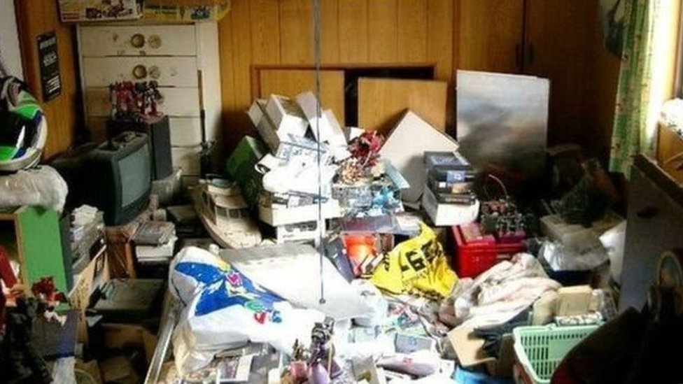 Una habitación desordenada en Japón