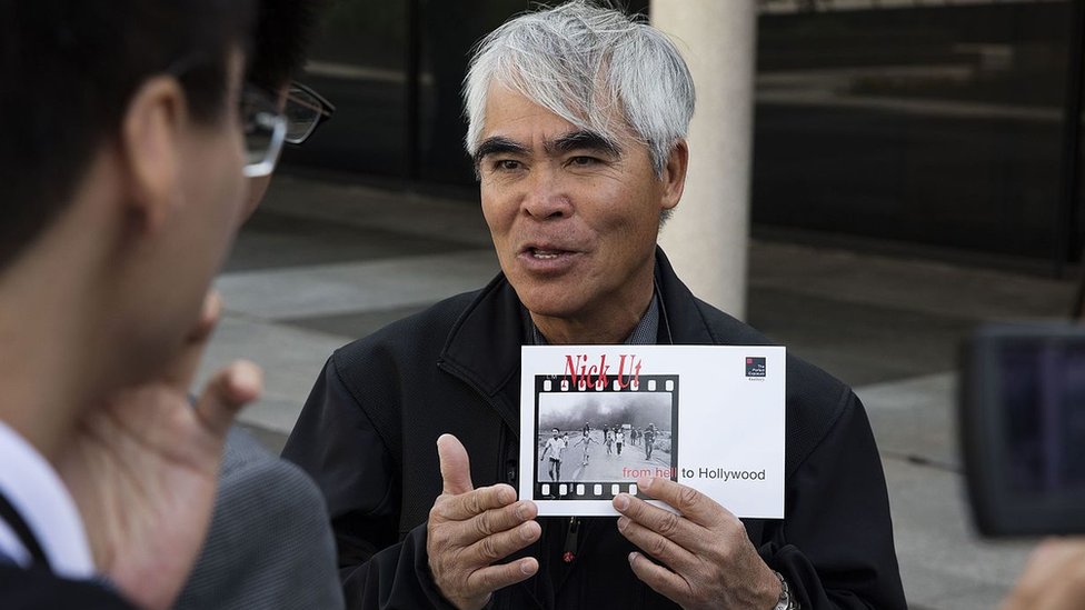 Nick Ut sosteniendo la foto de Kim Phuc que ganó el Premio Pultizer