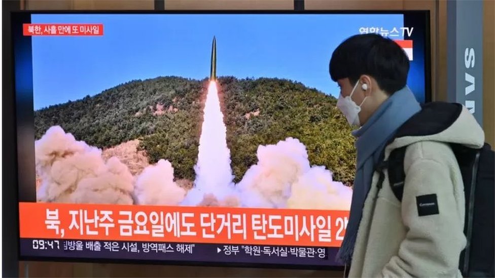 Ayol bilan jinsiy aloqa onlayn Plyajdagi kiyim almashtirish kabinasida yashirin kamera