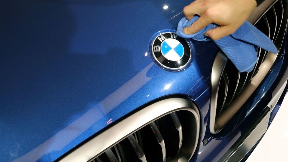 Mano de hombre limpia símbolo de BMW